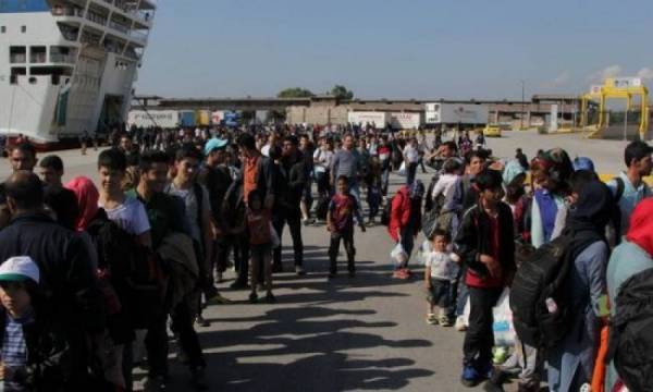 Συνεχίζεται η αποσυμφόρηση των νησιών - 284 μετανάστες-πρόσφυγες στον Πειραιά
