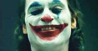 Η Warner Bros παρουσιάζει τον νέο Joker