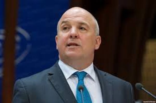 Επίτροπος Μουϊζνιεκς: «Σκληρό πλήγμα στην πολυφωνία το κλείσιμο του ΔΟΛ»