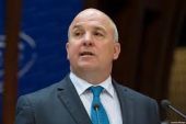 Επίτροπος Μουϊζνιεκς: «Σκληρό πλήγμα στην πολυφωνία το κλείσιμο του ΔΟΛ»