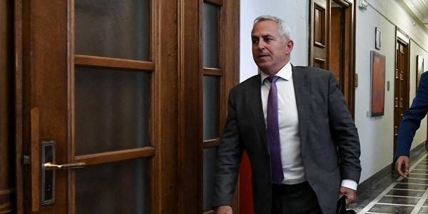 Κυβερνητικές πηγές για Αποστολάκη: Ζήτησε να γίνει υπουργός, όχι αναπληρωτής