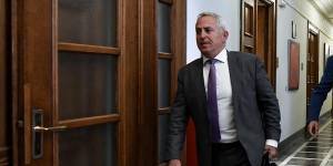 Κυβερνητικές πηγές για Αποστολάκη: Ζήτησε να γίνει υπουργός, όχι αναπληρωτής