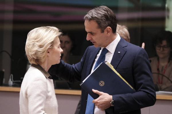 Στην Αθήνα η Πρόεδρος της Κομισιόν- Συνάντηση με τον Πρωθυπουργό