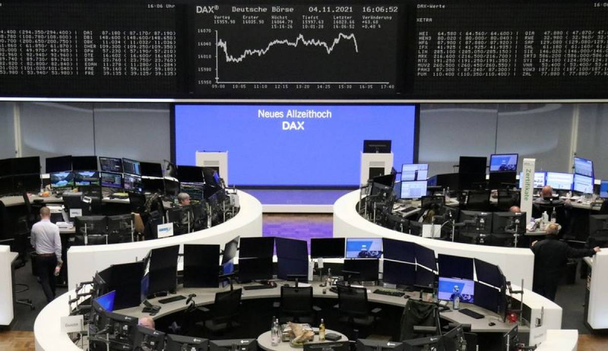 Ανακάμπτουν οι ευρωαγορές με το βλέμμα στα μάκρο