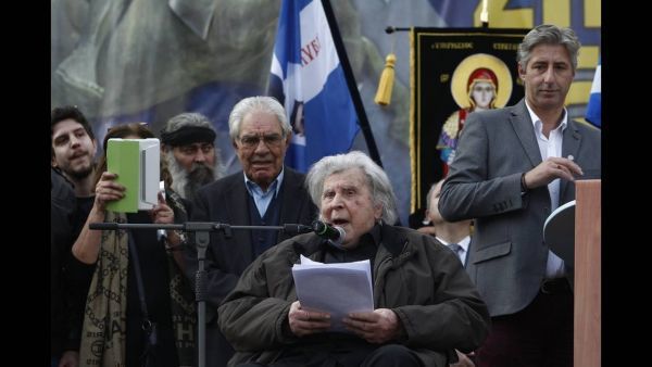 Η αμήχανη στιγμή που ο Κασιδιάρης αποθεώνει τον Μίκη