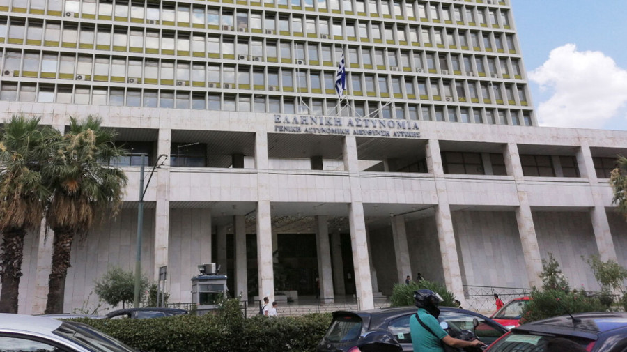 Συναγερμός στη ΓΑΔΑ: Προσαγωγή άνδρα με χειροβομβίδες