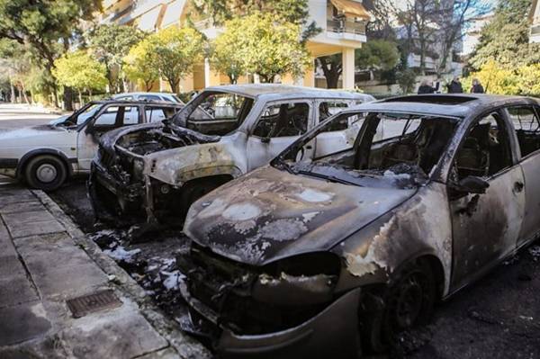 Αντεξουσιαστές: Μην παρκάρετε δίπλα σε πολυτελή οχήματα που πυρπολούνται