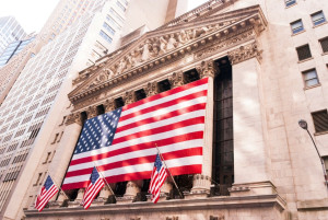 Υποχωρεί η Wall Street, οδεύοντας όμως προς μηνιαία κέρδη