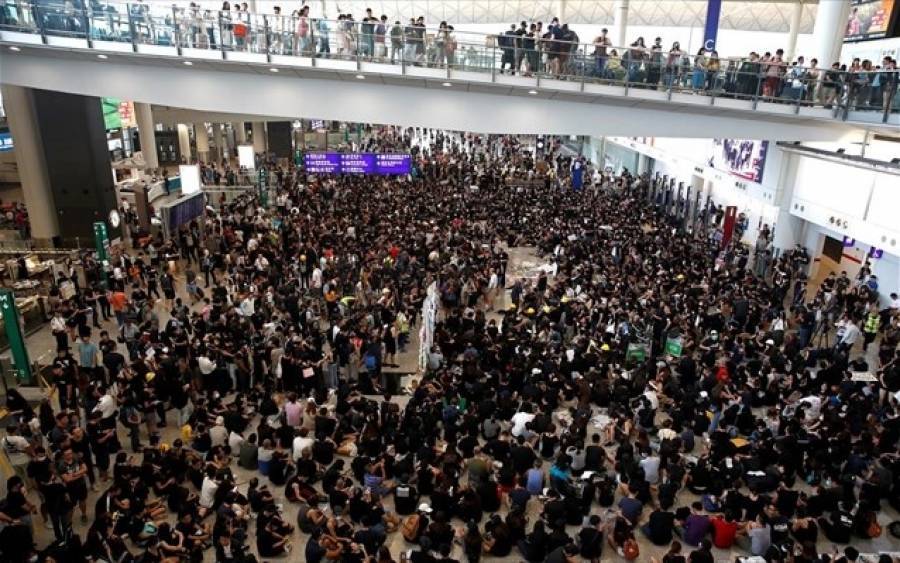 Χονγκ Κονγκ: Συμπλοκές διαδηλωτών και αστυνομίας στο αεροδρόμιο