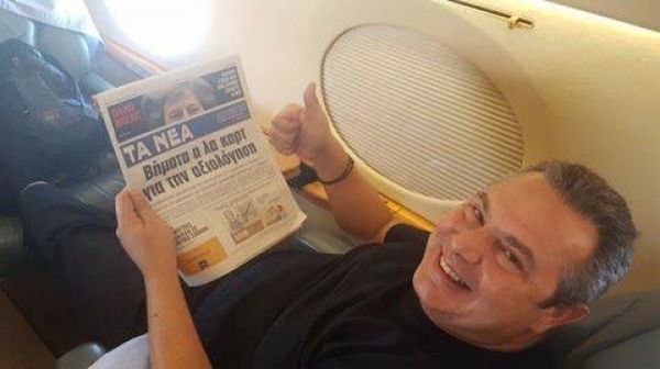 Ο Καμμένος ποζάρει με «Τα Νέα» ανά χείρας και ύφος... «σκίσαμε τη διαπλοκή»
