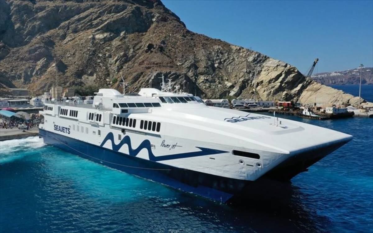Επέστρεψε το POWER JET στη Σαντορίνη με ασφάλεια