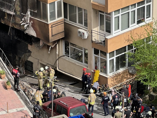 Κων/πολη: Πολύνεκρη τραγωδία λόγω πυρκαγιάς σε πολυκατοικία (vid)