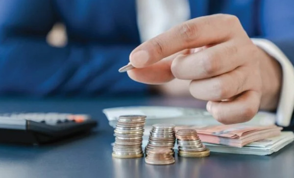 Οι μισθολογικές αλλαγές με τριετίες και επίδομα γάμου (πίνακες)