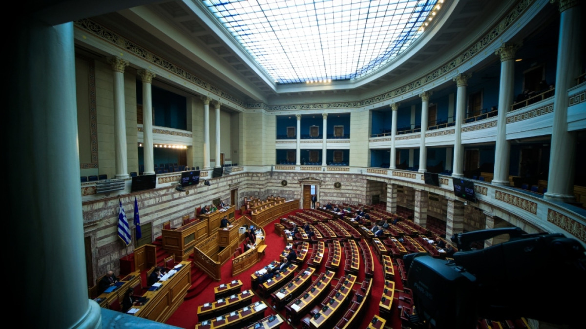 ΥΠΕΘΟ: Σπάνια σύμπλευση πολιτικών δυνάμεων στα μέτρα στήριξης για Μάτι και Μάνδρα