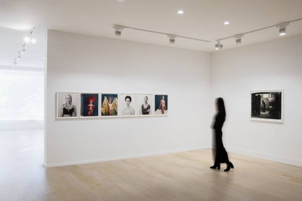 Η Άνι Λίμποβιτς παρουσιάζει τη δική της «Wonderland» μέσα από ένα νέο βιβλίο και μία μεγάλη έκθεση