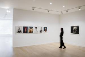 Η Άνι Λίμποβιτς παρουσιάζει τη δική της «Wonderland» μέσα από ένα νέο βιβλίο και μία μεγάλη έκθεση