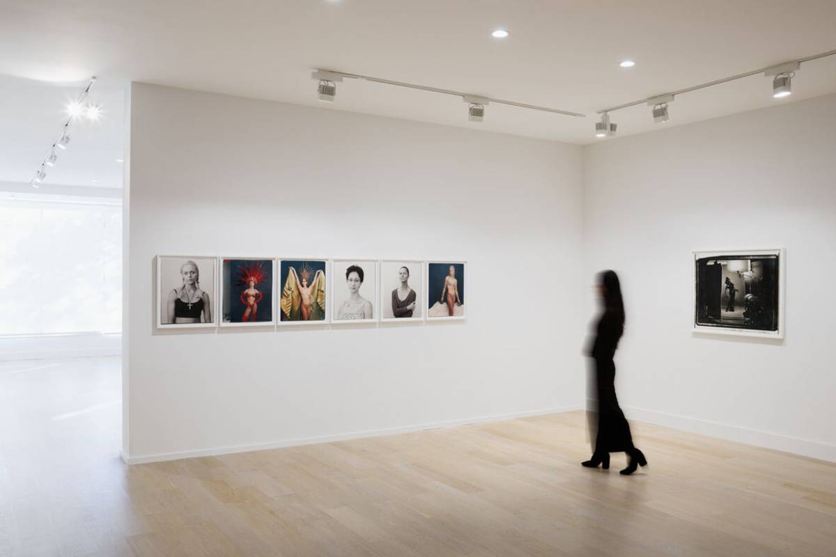 Η Άνι Λίμποβιτς παρουσιάζει τη δική της «Wonderland» μέσα από ένα νέο βιβλίο και μία μεγάλη έκθεση