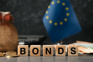 Ομόλογα: Σταθερές αποδόσεις και οριακές μεταβολές με το βλέμμα στις ΗΠΑ