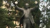 Κρέμασαν χαρτιά υγείας στο άγαλμα του Ανδρέα Παπανδρέου στην Καλαμαριά