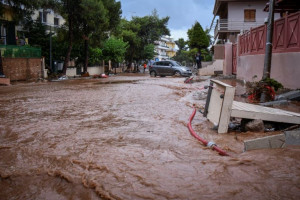 Πλημμύρες στη Μάνδρα: Βαριές ποινές φυλάκισης στους οκτώ καταδικασθέντες