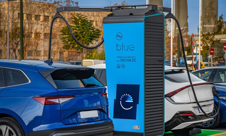 ΔΕΗ blue: Πάνω από 2.000 σημεία φόρτισης ηλεκτρικών οχημάτων πανελλαδικά