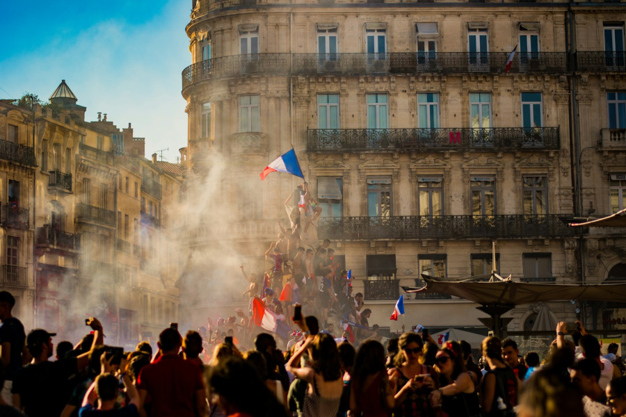 Γαλλία: Μαζικές απεργίες ενόψει του προϋπολογισμού που «κόβει» €54 δισ.