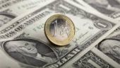 Σε υψηλά 2,5 ετών το ευρώ, «χάνει έδαφος» το δολάριο