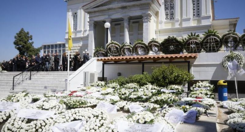 Χιλιάδες κόσμου και τεράστια συγκίνηση στην κηδεία του Στέλιου Σκλαβενίτη