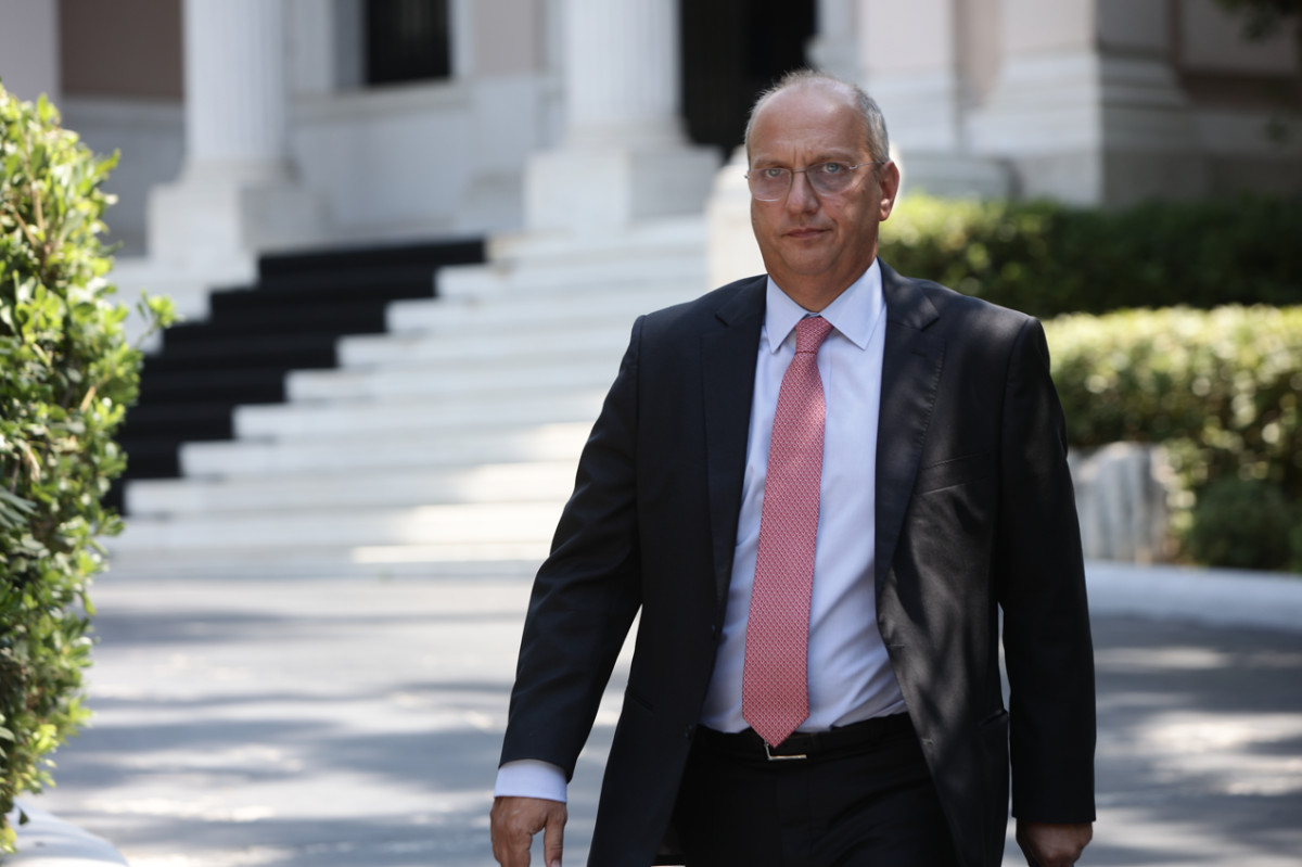 Οικονόμου: Η αύξηση κατώτατου μισθού αντιμετωπίζει τη χαμηλά αμειβόμενη εργασία