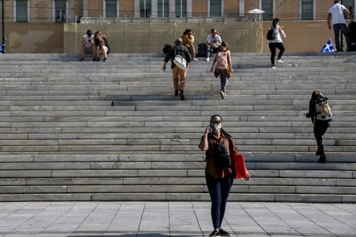 Δημοσκόπηση: Δυσαρέσκεια για οικονομία και πανδημία- «Ψαλιδίζεται» η διαφορά ΝΔ-ΣΥΡΙΖΑ