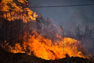 Πύρινη κόλαση στη Μαγνησία-Η εικόνα από Ρόδο, Κέρκυρα, Φθιώτιδα, Κάρυστο