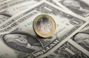 Η Wall Street αναθεωρεί προς τα κάτω τις προβλέψεις της για το ευρώ