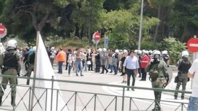 Επεισόδια στη Μαλακάσα: Πέντε συλλήψεις - Έξι αστυνομικοί τραυματίστηκαν