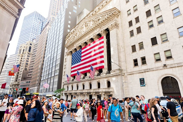 Επιτόκια και ομόλογα «πλήγωσαν» την Wall Street