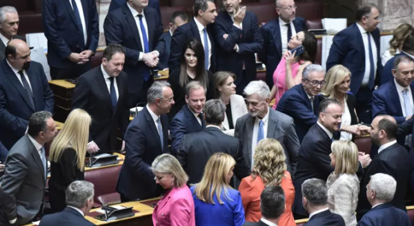 Ορκωμοσία στη Βουλή: Οι εμφανίσεις των νέων βουλευτών (videos)