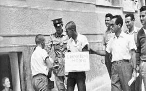 Κρεμάμε κουδούνια σε όσους κρεμάνε πινακίδες