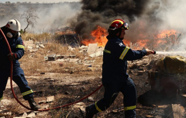 Γρήγορα τέθηκαν υπό έλεγχο δύο πυρκαγιές στη Λάρισα