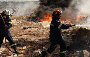 Γρήγορα τέθηκαν υπό έλεγχο δύο πυρκαγιές στη Λάρισα