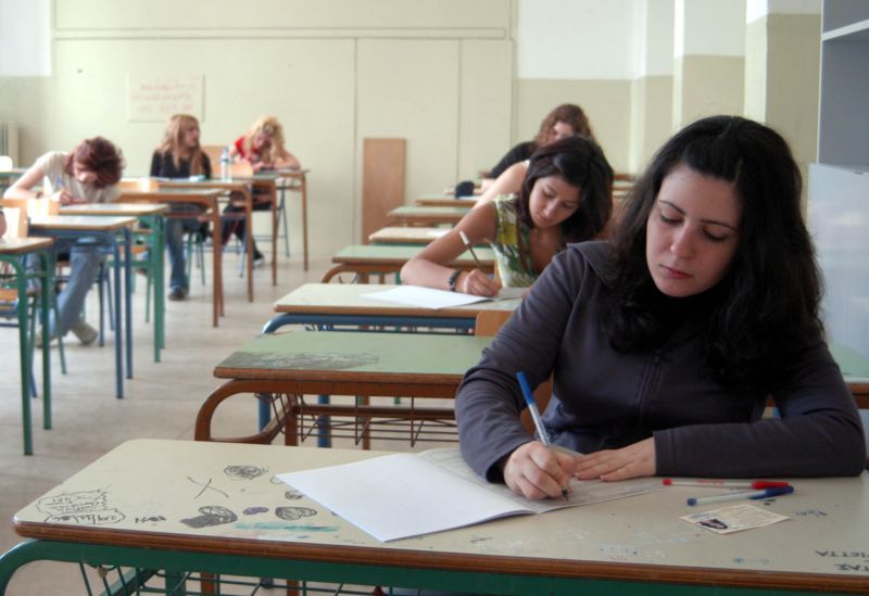 Πανελλαδικές: Λατινικά, Χημεία, Οικονομική Θεωρία για τους υποψήφιους των ΓΕΛ