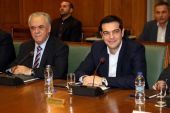 Ο Τσίπρας καλεί σε διάλογο τους αγρότες και «παγώνει» τις εκλογές