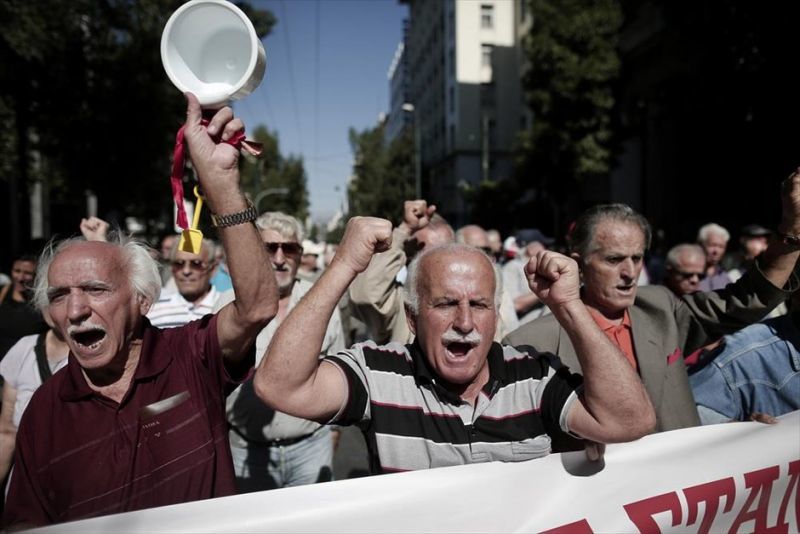 Σε εξέλιξη συγκέντρωση διαμαρτυρίας συνταξιούχων έξω από το Υπ.Εργασίας