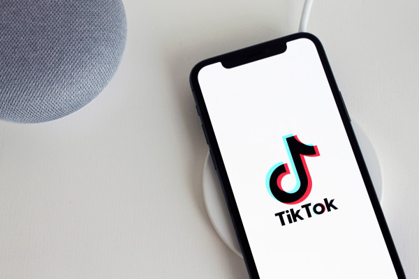 TikTok: «Βλέπει» δύο δισεκατομμύρια λιγότερα έσοδα για το 2022