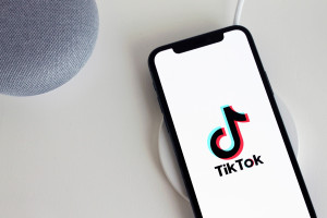 TikTok: «Βλέπει» δύο δισεκατομμύρια λιγότερα έσοδα για το 2022