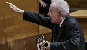 Κ. Πλεύρης: Χαιρέτισε ξανά ναζιστικά-Πιστεύουμε στον Μεταξά και χαιρετάμε έτσι