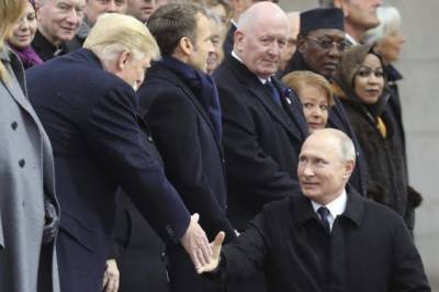 Εγκάρδια χειραψία Τραμπ-Πούτιν στο Παρίσι (video)