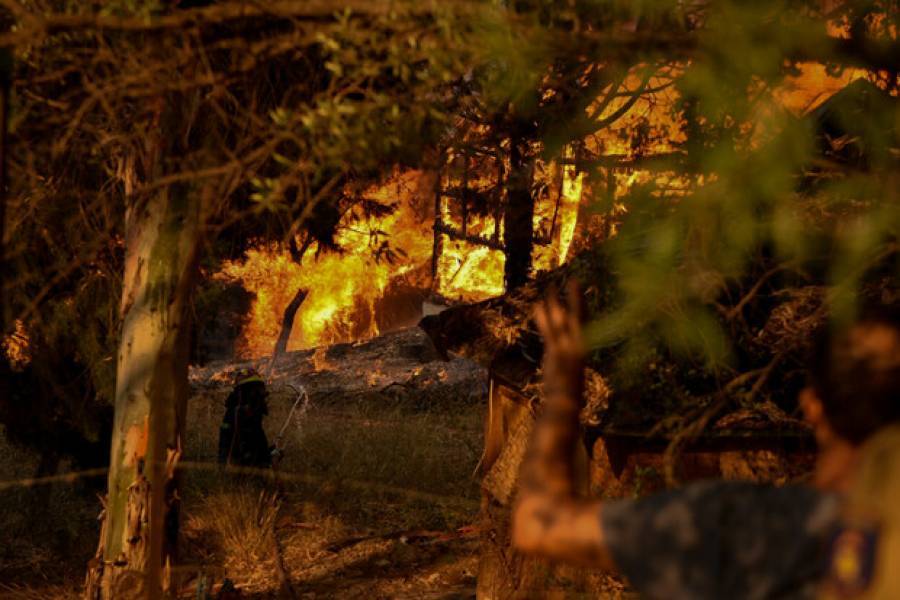 Αχαΐα: Συνεχίζεται η μάχη με τις φλόγες-16 τραυματίες-Εκκενώθηκαν 4 χωριά