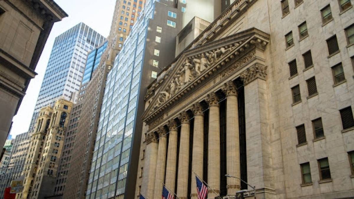 Στο «κόκκινο» Wall Street και πετρέλαιο-Μικρά κέρδη για τον χρυσό