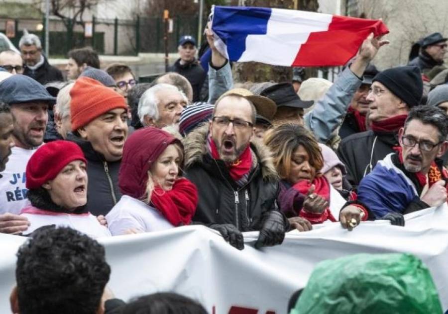 Γαλλία: Τα κόκκινα φουλάρια κατέβηκαν στους δρόμους