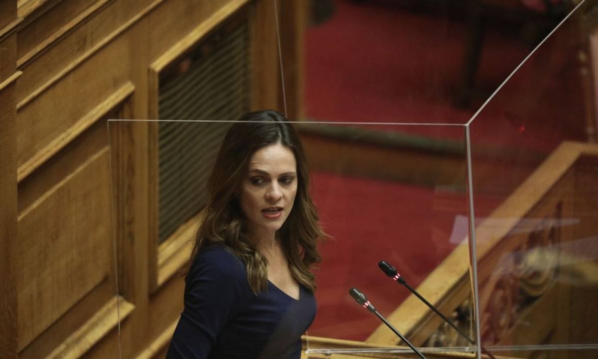 Αχτσιόγλου: Απόλυτη κυβερνητική αποτυχία στη διαχείριση της πανδημίας