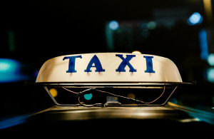Από το αεροδρόμιο στο Σύνταγμα με… 310 ευρώ – Χειροπέδες σε νεαρό ταξιτζή